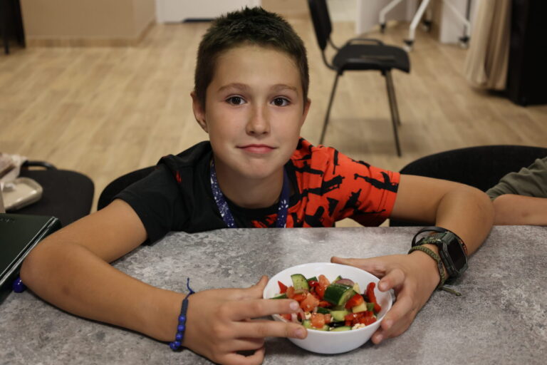20241107-Poland_Helping-Hand_Oleh-Petriv-at-a-Food-Factory-class1-768x512
